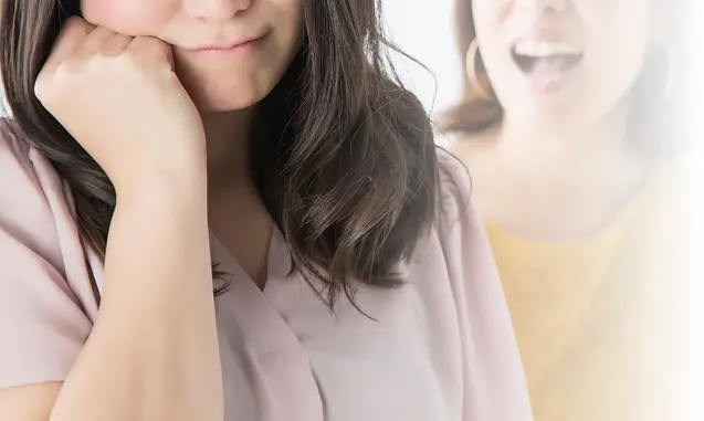 悩んでいる女性の写真