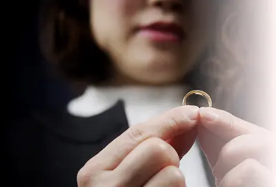 結婚指輪を見る女性の写真
