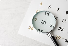 カレンダーと虫眼鏡のの写真